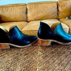 Nicolo classic ankle bootie